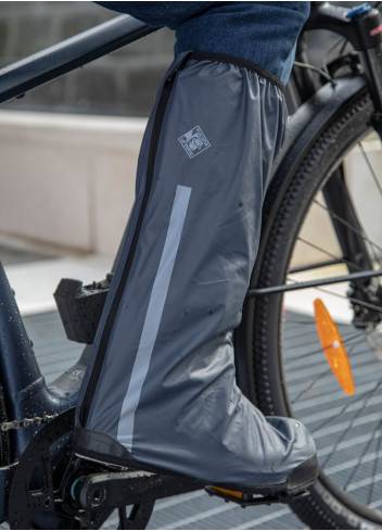 Protection pluie pour le cycliste avec pare-brise, toit et un