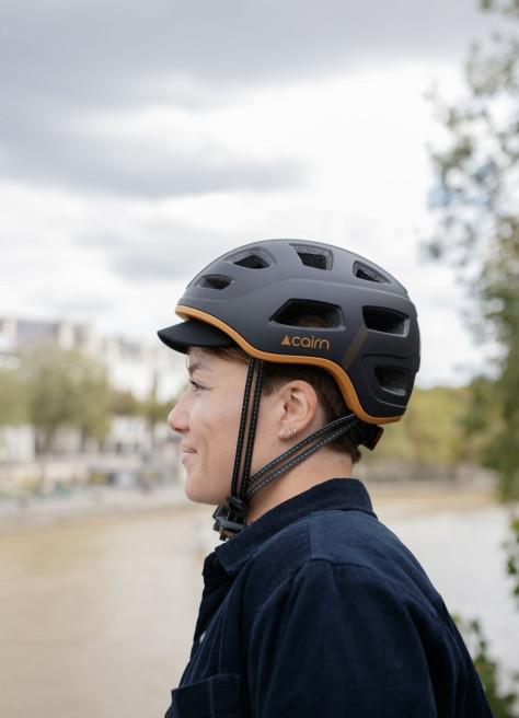 Lightweight, ventilated urban bike helmet with LED - CAIRN