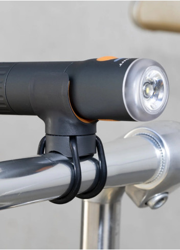 Ultra-powerful 700 lumen front light with two batteries