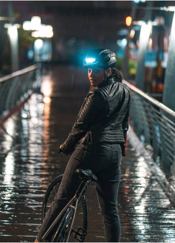 Illuminated bike helmet with turn signals and MIPS - Lumos