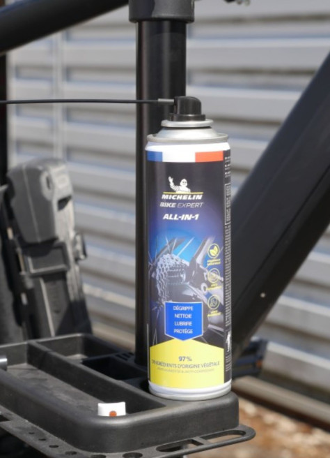 Produit "tout en 1" dégraissant lubrifiant - Michelin Produit "tout en 1" dégraissant lubrifiant - Michelin