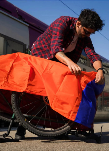 Ultra-light bicycle transport cover - Artefact