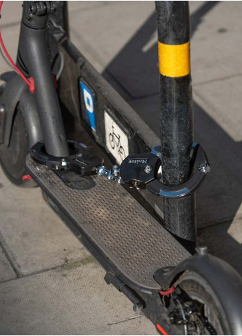 Handcuff-Style Lock with 9-Link Chain - Master Lock