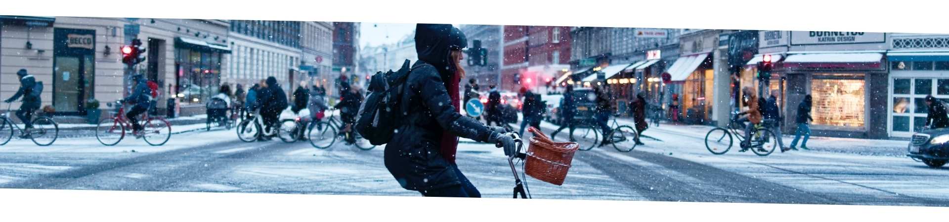 vélo dans la neige en hiver